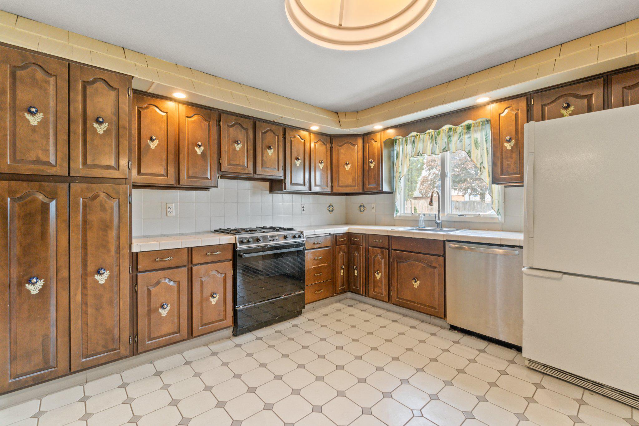 HALLMARK MANOR - Residential