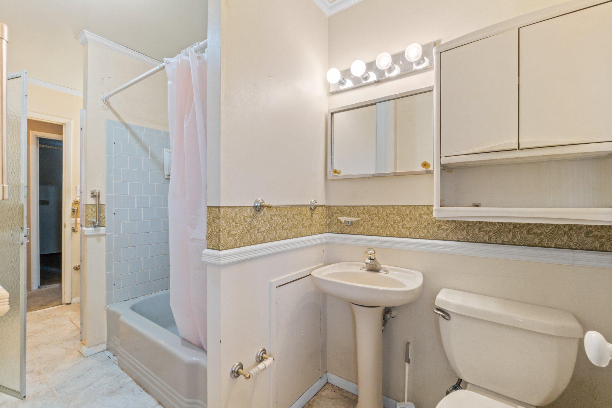 HALLMARK MANOR - Residential
