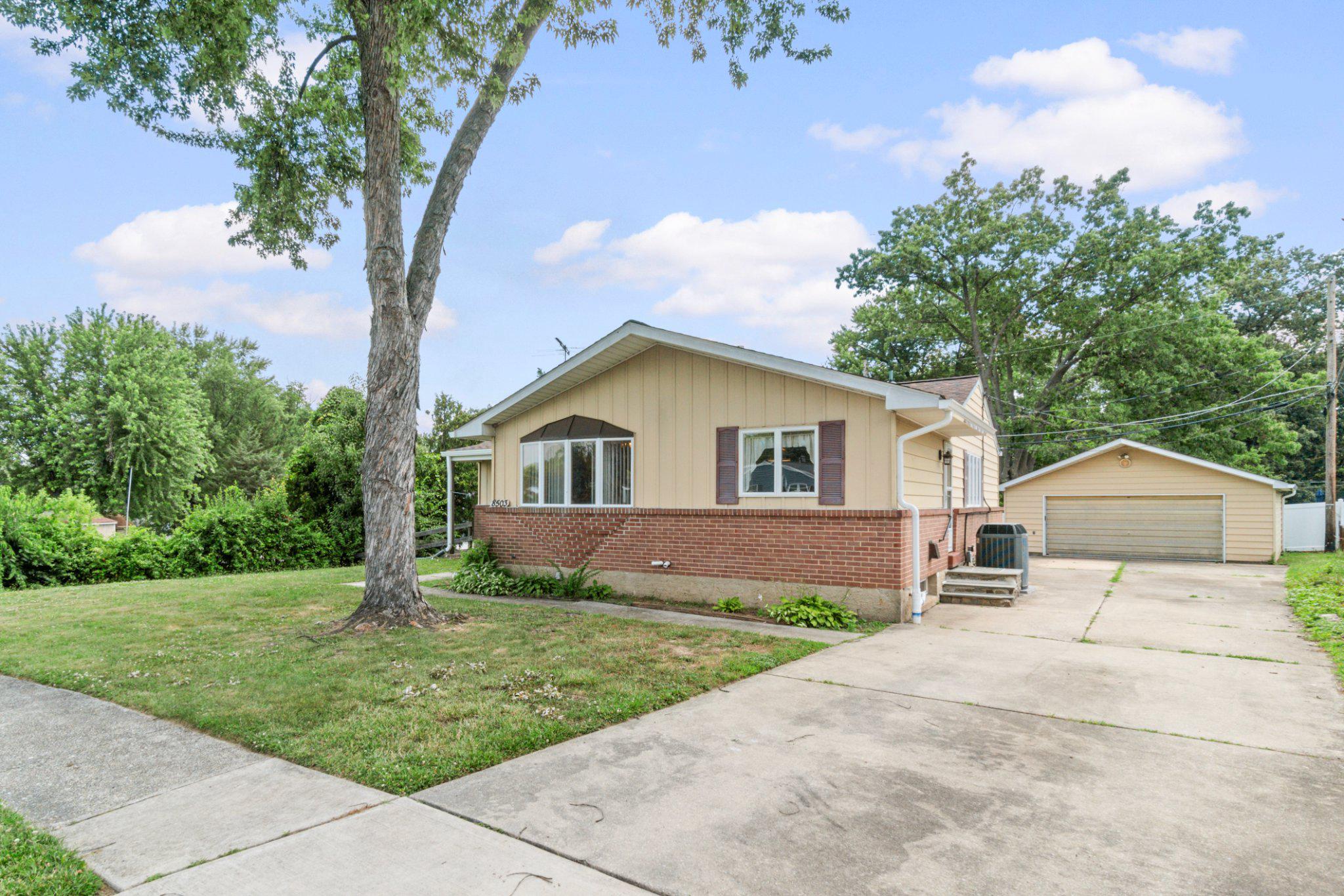 HALLMARK MANOR - Residential