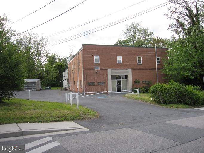 RETAIL or Professional office space consisting of approx 2,600 SF.  Lease asking rent is $14/sf MG + Utilities and CAM.  Landlord is looking for qualified long-term tenant.  Some customization available.  Ample parking. Looking for qualified long term tenant.  This space can also be combined with an adjoining upstairs suite for an additional 2,900 +/- SF.  Can have retail showroom on first floor plus office space upstairs.