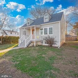 Beautiful Cape cod three levels upper level 2 Bedrooms  main level 2 bedrooms  and full bath lower level 1 bedroom and full bath good condition