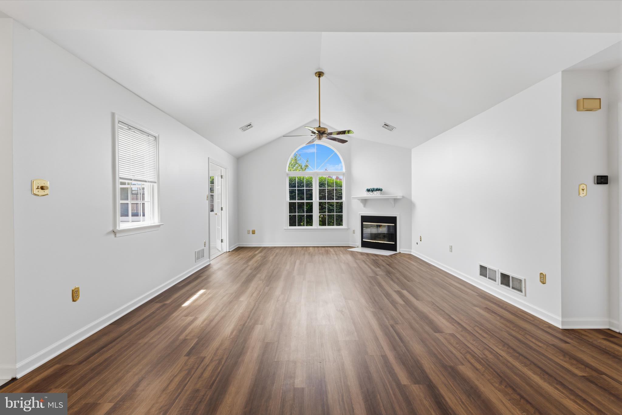THOROUGHBRED CROSSING - Residential