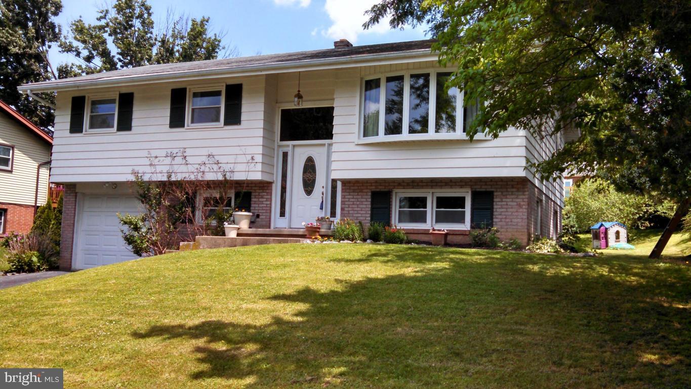 Great starter home in Hamilton Park neighborhood. Well maintained bi-level with newer vinyl windows & increased insulation. Nice yard for the family.