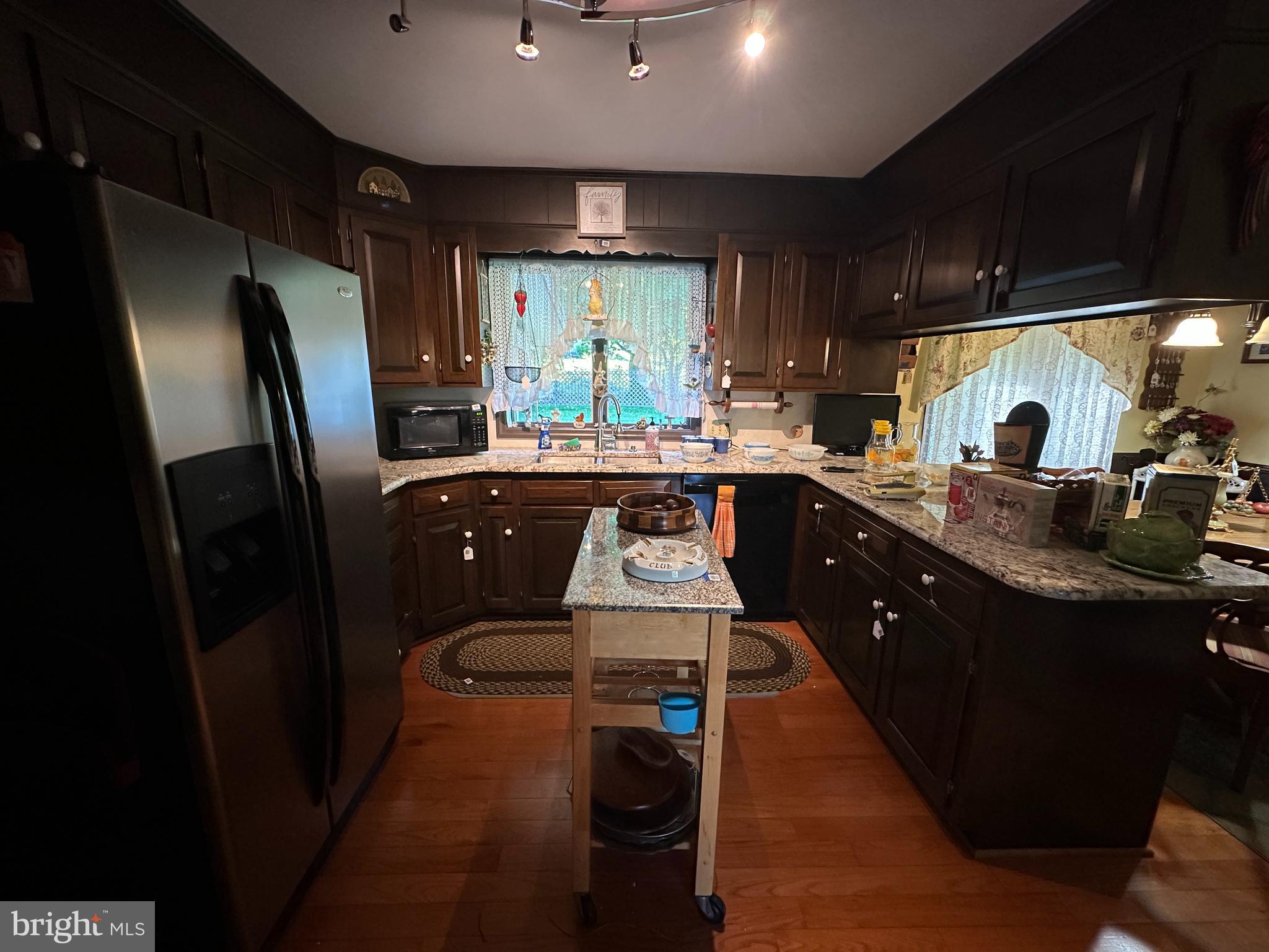 COUNTRY CLUB ESTATES - Residential