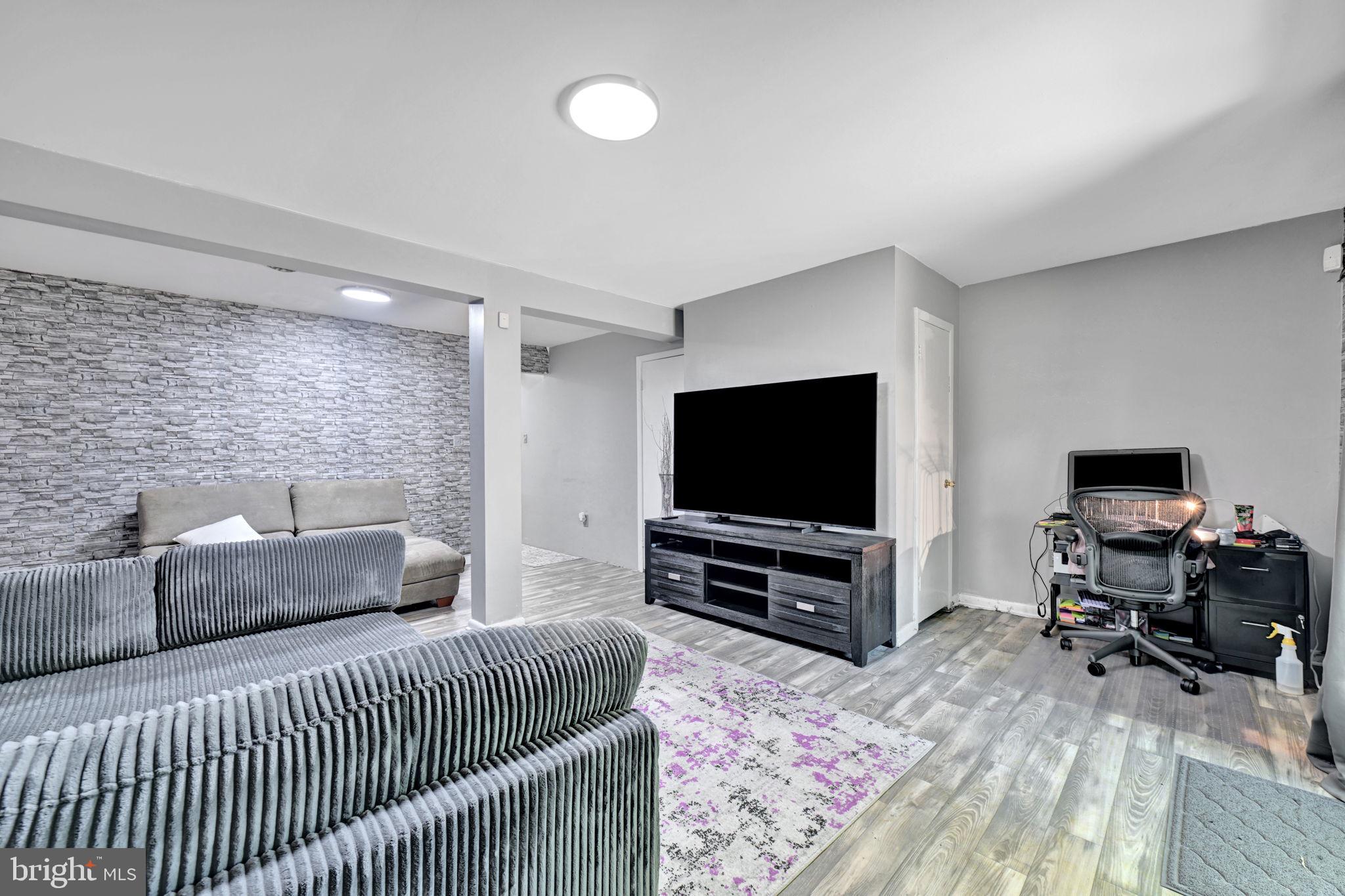 HILLCREST TOWNE - Residential