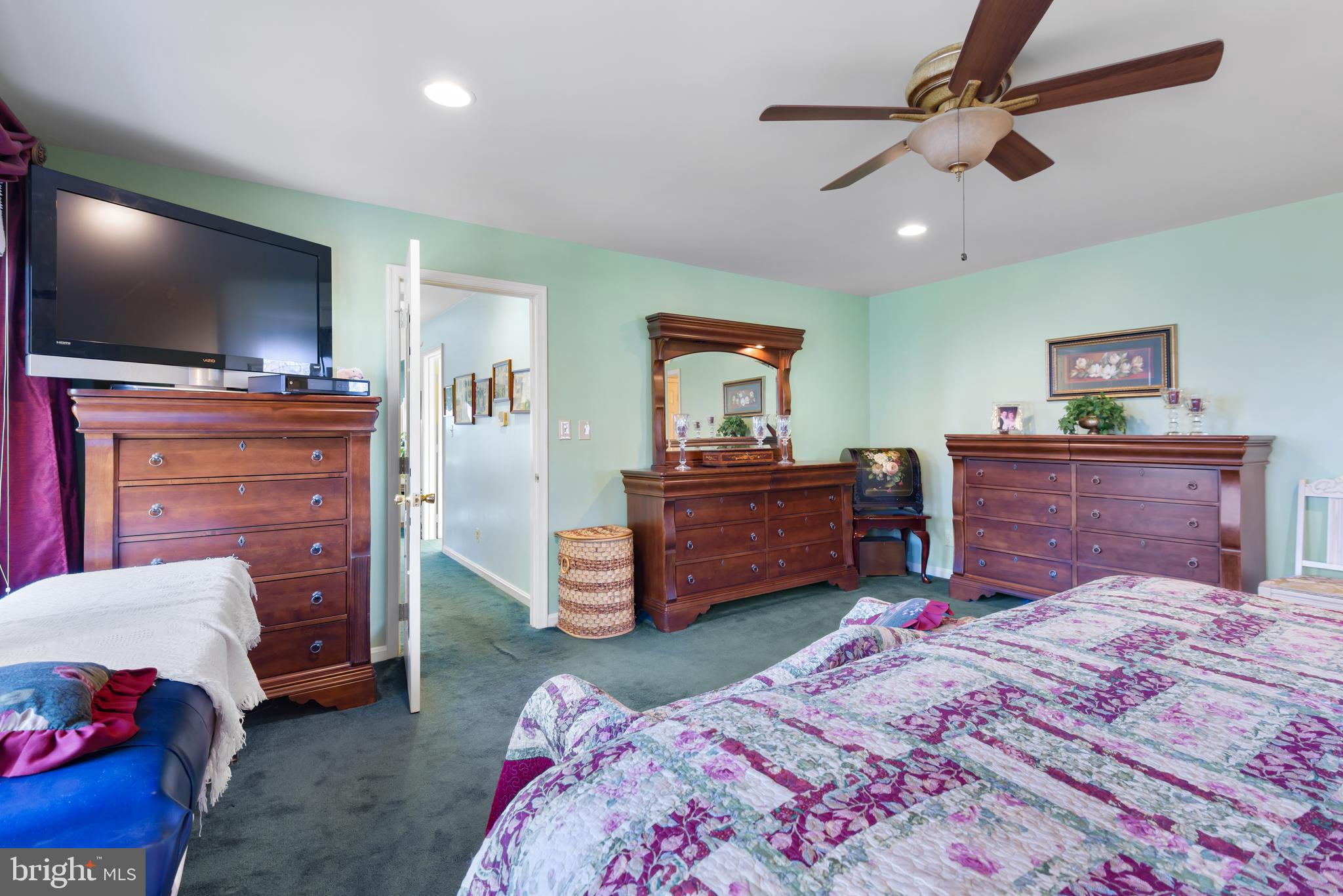 OLNEY - Commercial Sale