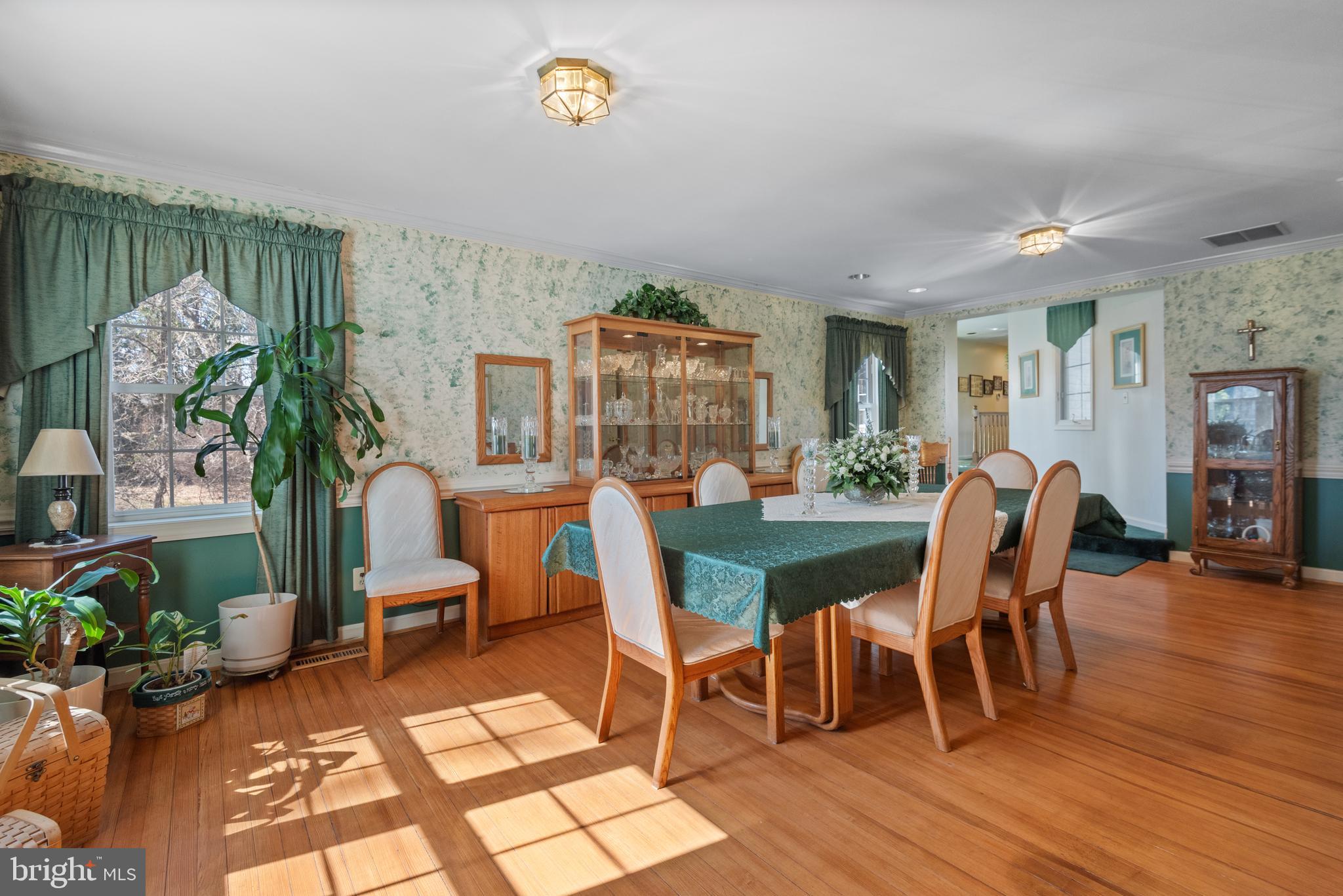 OLNEY - Commercial Sale