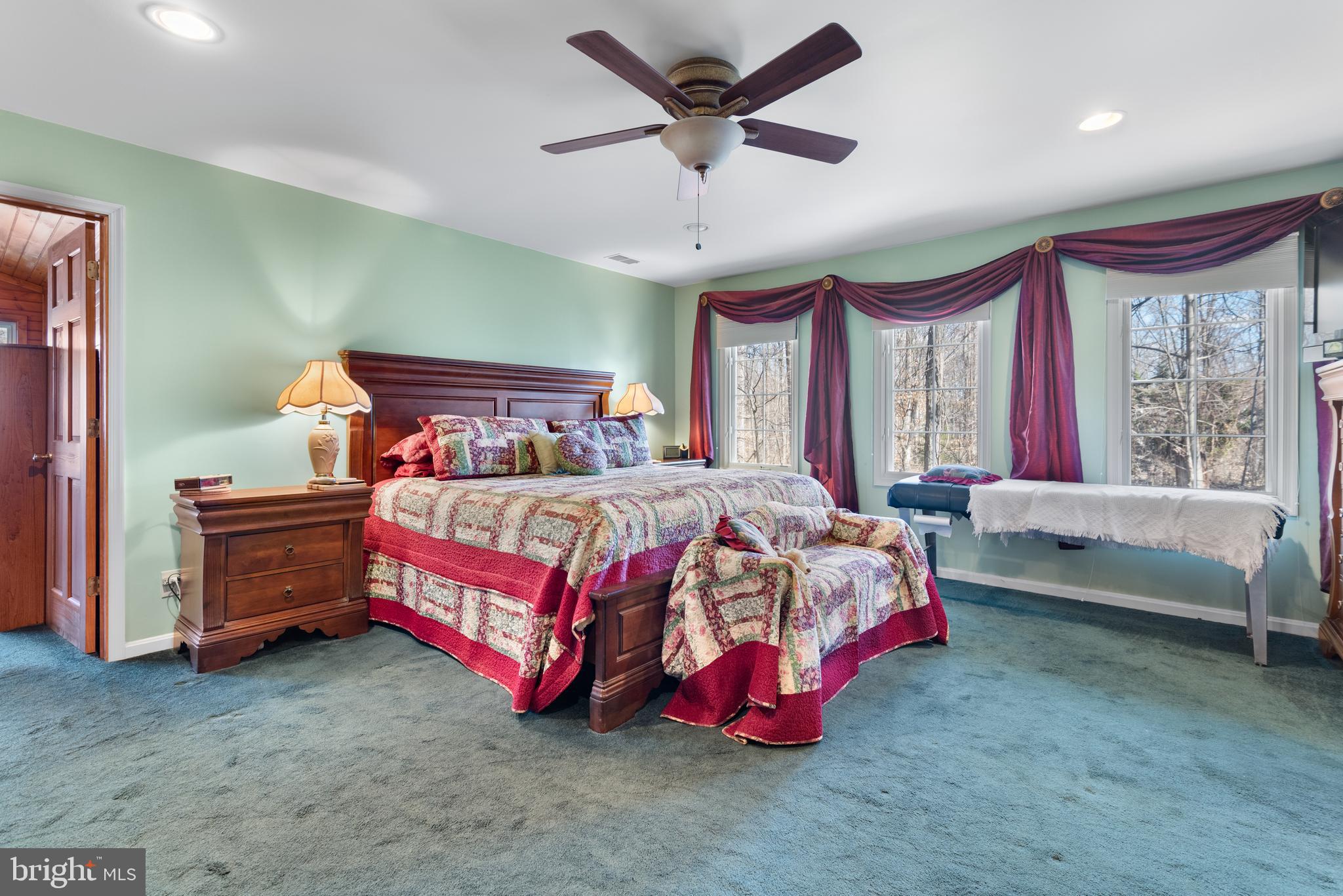 OLNEY - Commercial Sale