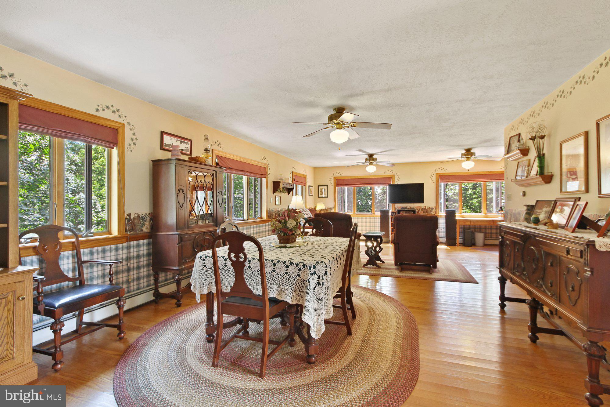 MANIFOLD MANOR - Residential