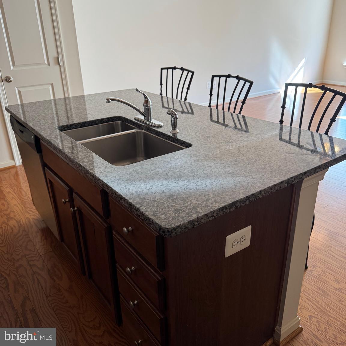 MADISON CRESCENT CONDOMINIUM - Residential Lease