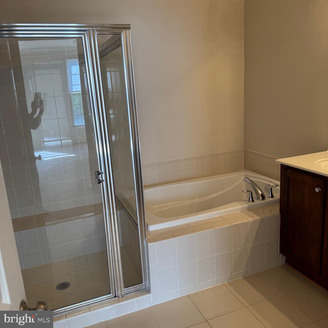 MADISON CRESCENT CONDOMINIUM - Residential Lease