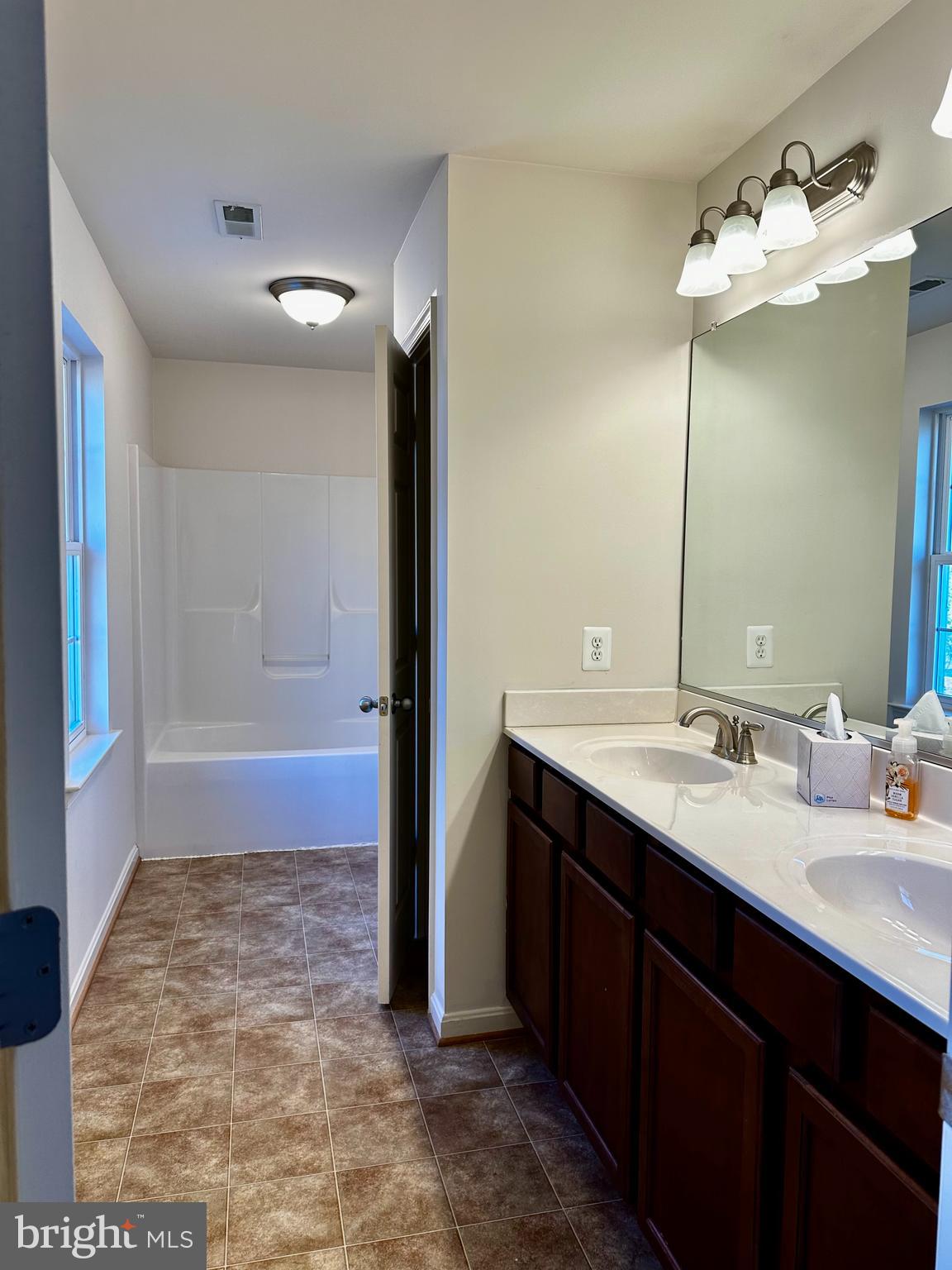WESTBURY - Residential Lease