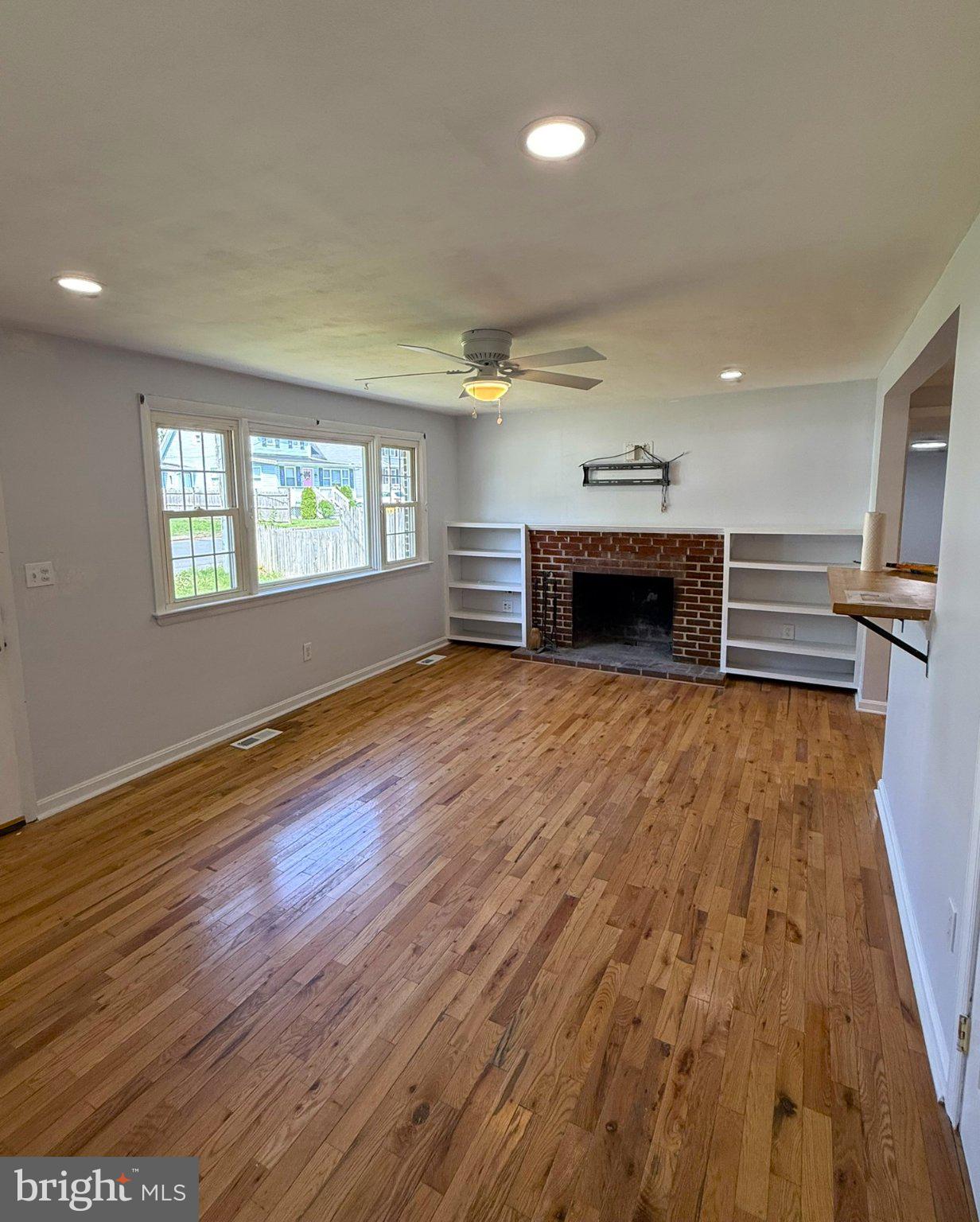 WOODLAND BEACH - Residential