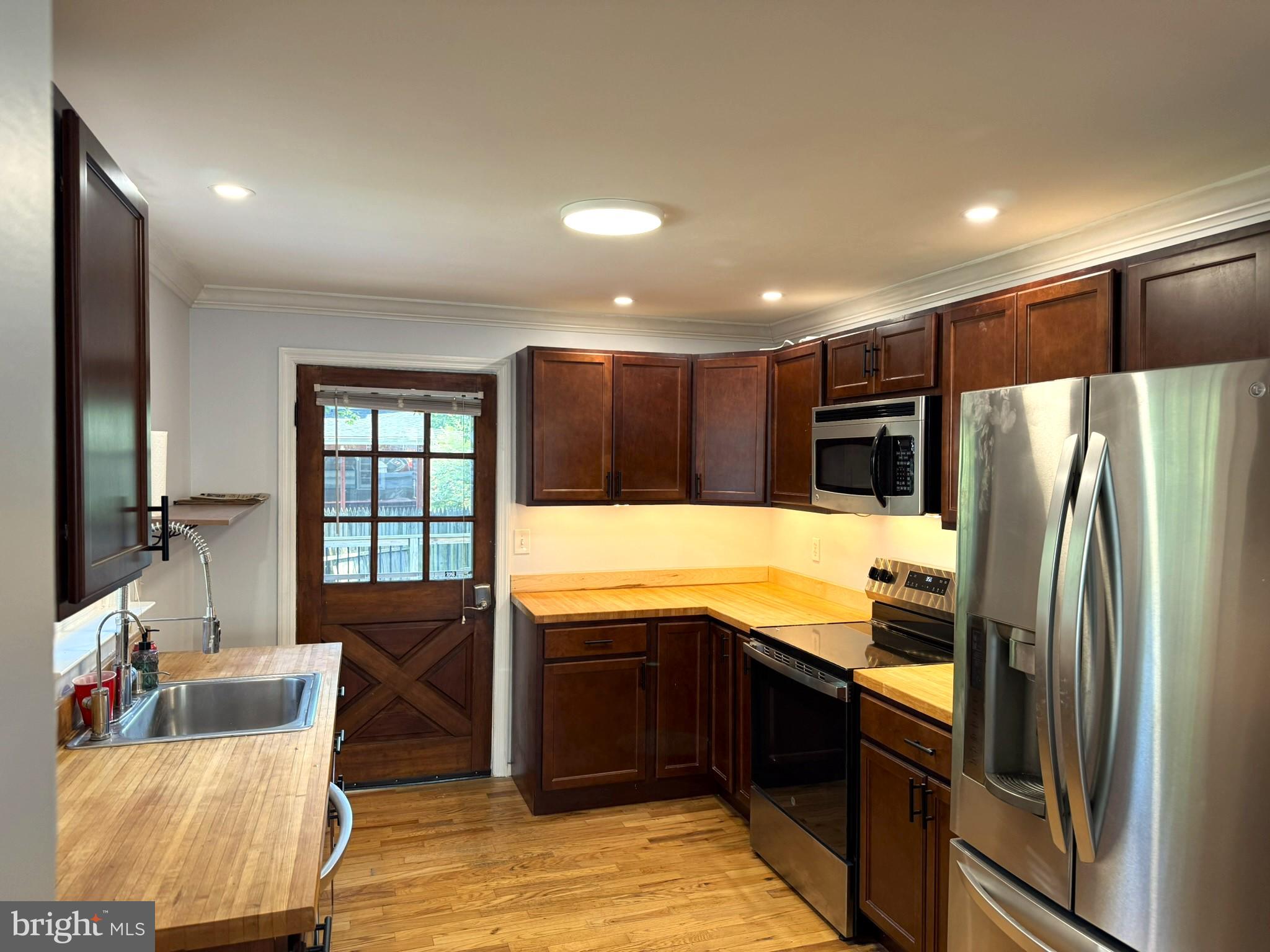 WOODLAND BEACH - Residential