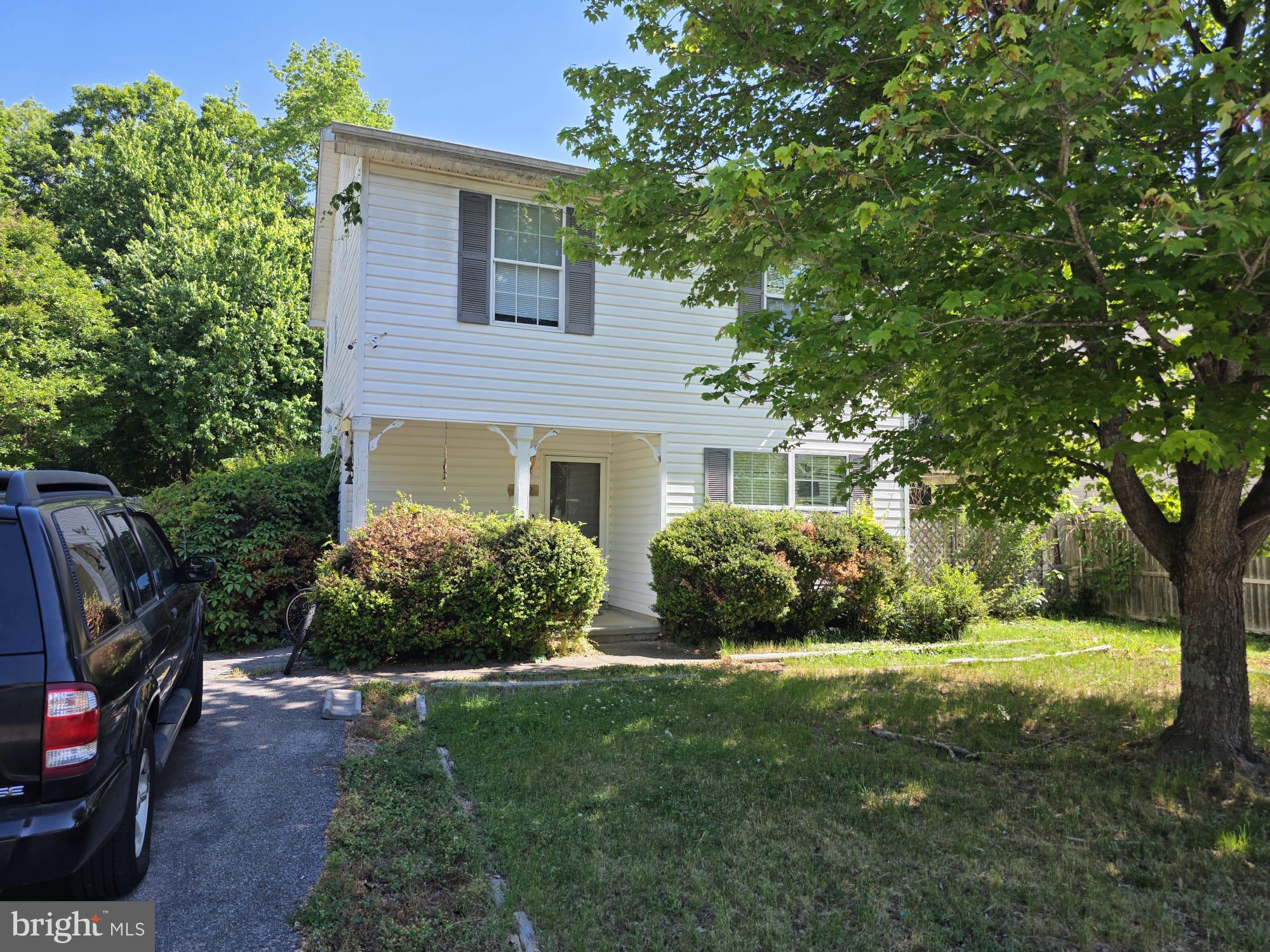 Great opportunity to own a single-family home with a beautiful backyard, perfect for enjoying time with family and friends. This property is full of potential and just needs a little TLC to shine again like it once did. Priced like a townhouse, but offering the space and privacy of a detached home, this is a chance you don’t want to miss. Take advantage of this opportunity before it’s gone.