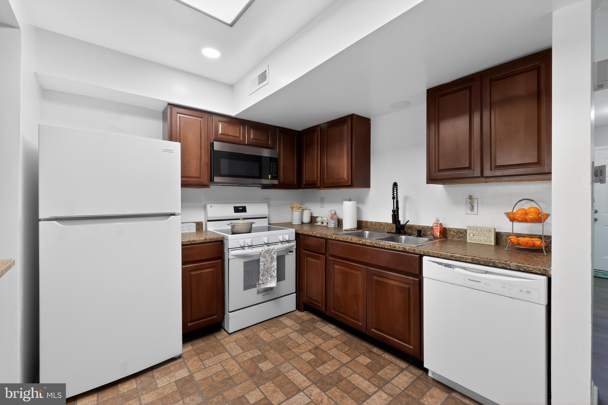 CEDAR POINTE - Residential