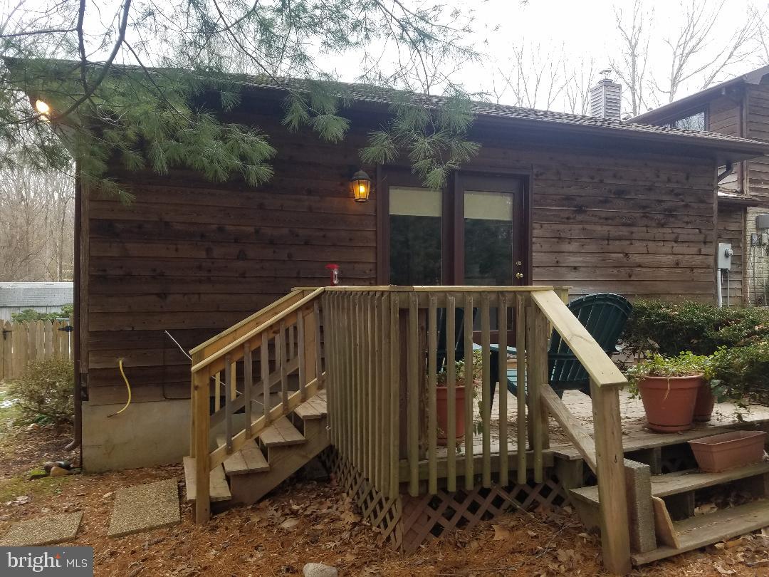 Lovely, spacious one bedroom semi- detached unit.  Feels like a detached home, private driveway, newer carpet and paint, washer/ dryer in unit. Updated bathroom with spacious shower.  Use of inground pool.  Privacy and nature abound!  Light filled home with private deck.  Come see this lovely home today! Basic internet included.