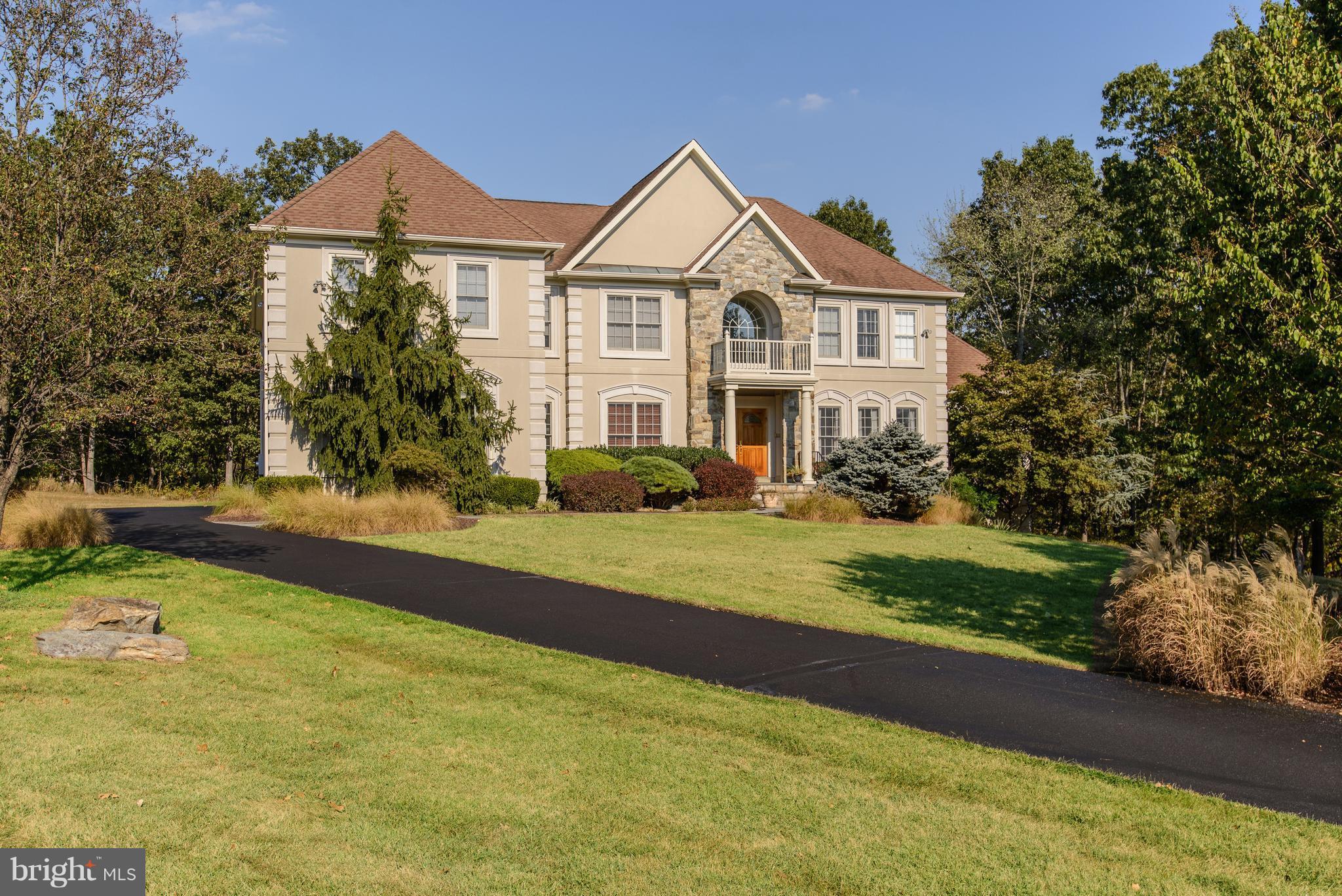 Exceptional well known Chet Cowan built home "like new" w/big, open flr plan, front & back staircases, 3 c garage on priv 2 ac setting. Bright, sunny interior w/9'+ ceilings. Main lvl Library, Sun/Music Rm; Gourmet Kitchen open to dramatic Family Rm w/soaring stone fireplace.Sumptuous Mstr Suite w/Sitting Rm, Renov. Mstr Bath. Daylight, w/o lwr lvl w/rec rm, exercise rm & Au Pair Suite. Churchill!