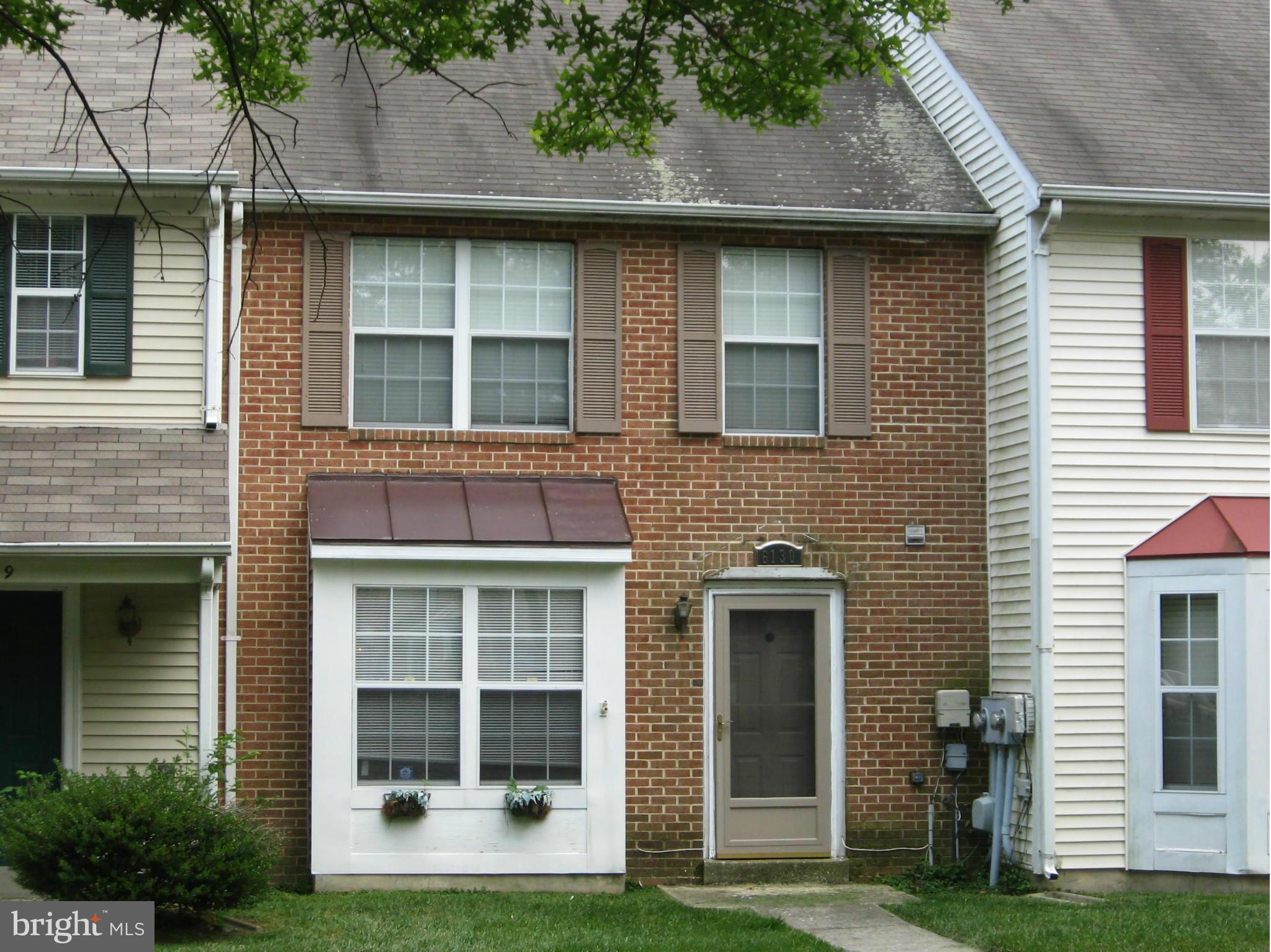 Back on the market! APPROVED SHORT SALE! Need new Buyer or Investor! CLOSE to shopping, schools, parks, commuter routes! Hampshire sub. HARWDOOD -1st flr.  Fenced yard w/NICE DECK!  3 bdrms, 2.5bths. Washer-Dyer!  Eat-in Kit! Separate Din & Liv Rm. Enter thru back gate/door. Seller prefers MD 1st Title for settlement. A little TLC & fix up will make it shine! Price reflects needed repairs. As-is.