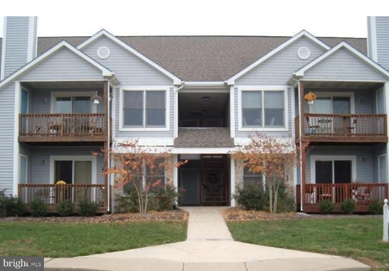 Move-in-ready 2 bed/2 bath condo on Kent Island in the conveniently located, water-oriented Bayside community.  This is a 1st floor unit.  Washer/dryer included. The resort-like community is beautifully landscaped and includes a swimming pool, hot tub, tennis courts, clubhouse and fitness center. Pets considered case-by-case. For boaters, Castle Harbor Marina is less than 1 block from this unit.