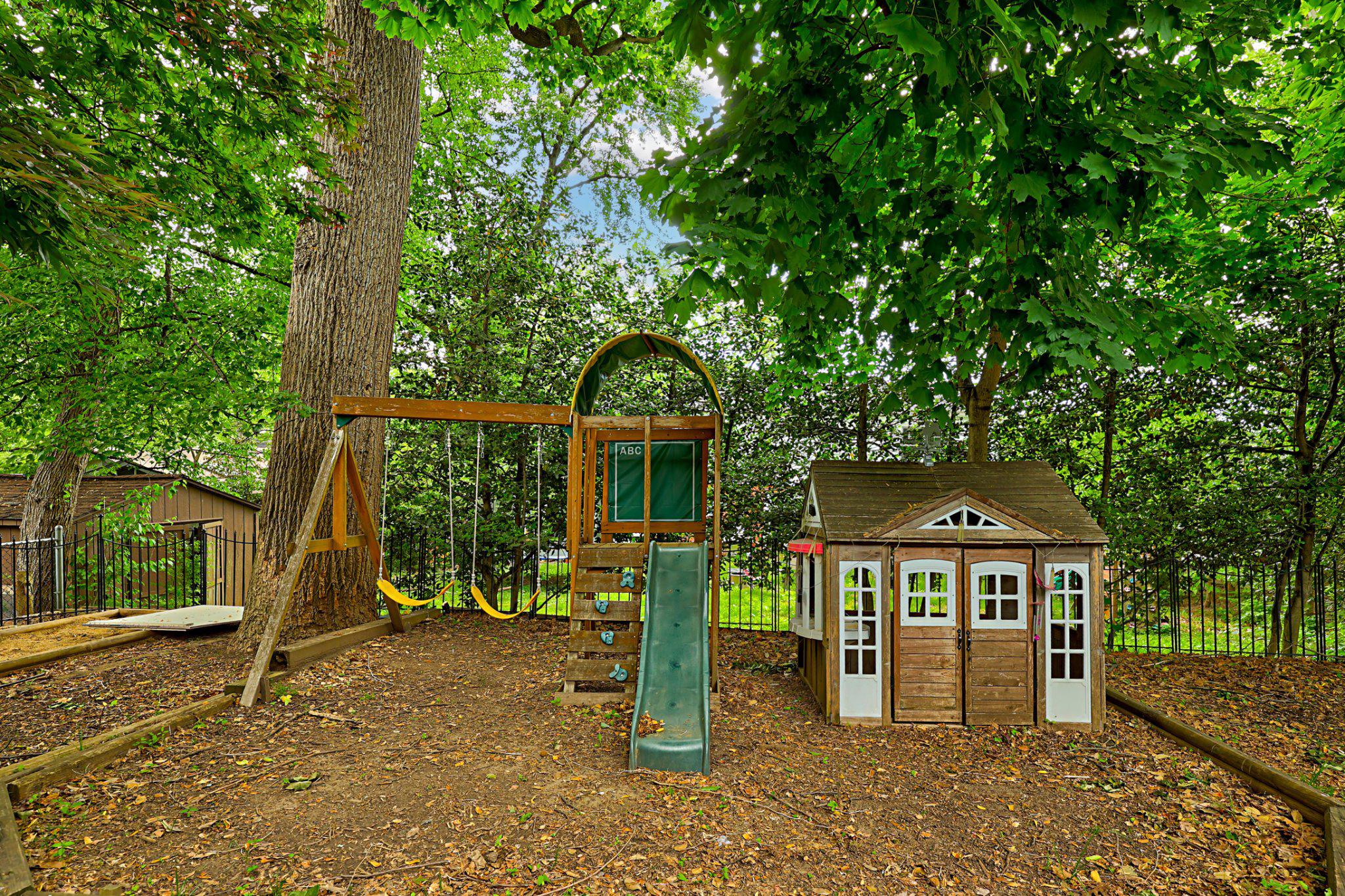 LAKE BARCROFT - Residential