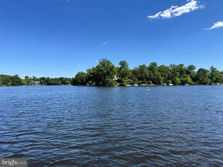 LAKE BARCROFT - Residential