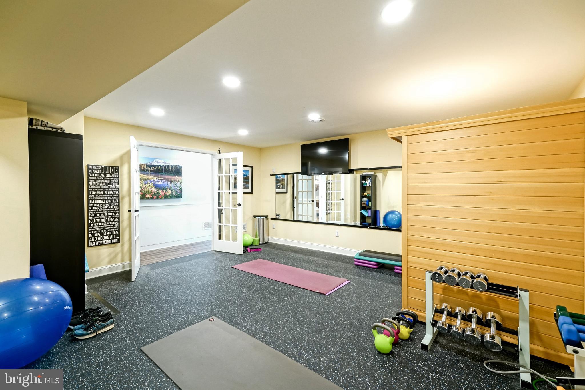 SHOWFIELD - Residential