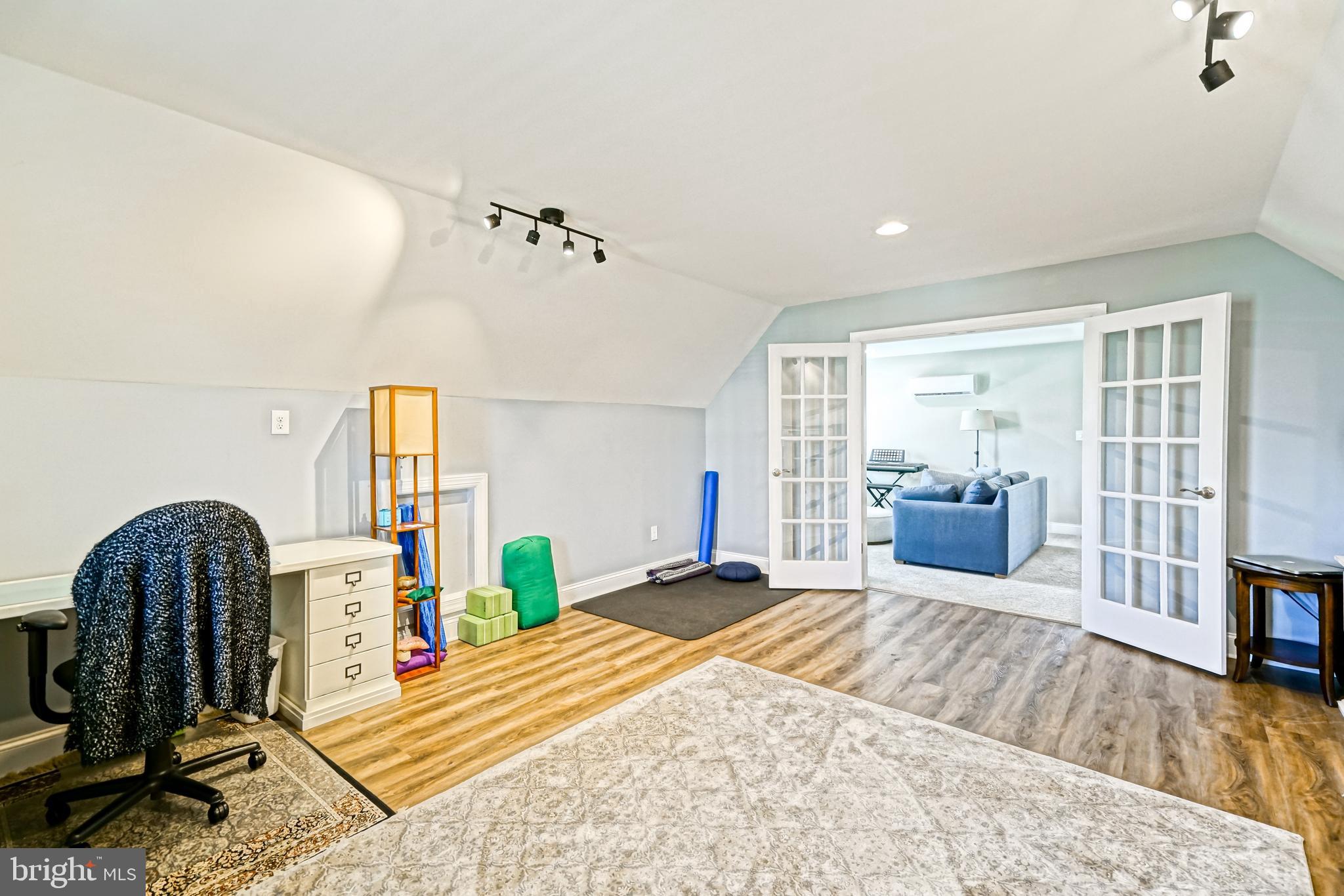 SHOWFIELD - Residential