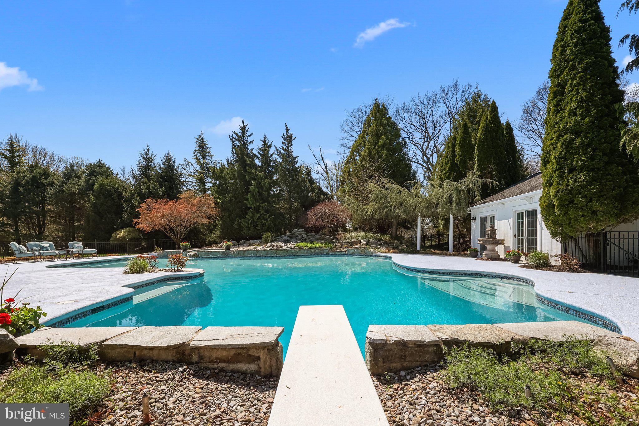 TWO POND ESTATES - Residential