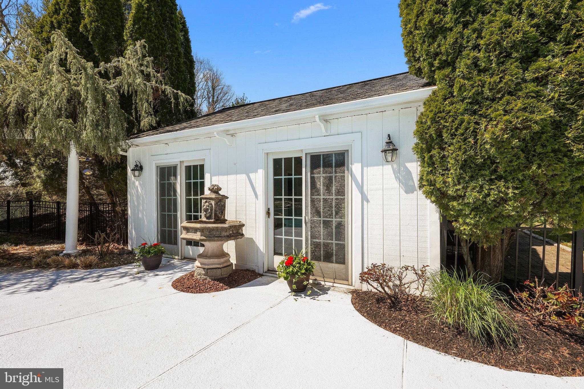 TWO POND ESTATES - Residential