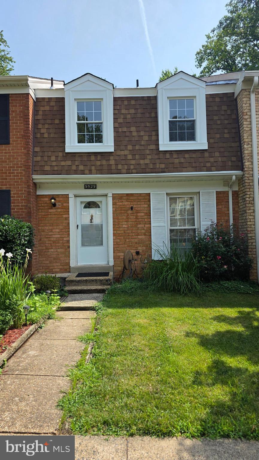 Exceptional location within a top‑tier school district. This elegant three‑level townhouse offers refined living with 3 bedrooms, 3.5 baths, and a finished walkout basement featuring a flexible den/guest suite. The main level boasts stunning hardwood floors and an updated kitchen. Bathrooms have been upgraded with premium, modern finishes (basement bath excluded). Freshly painted and in immaculate move‑in condition. Nestled among picturesque trails, parks, dining, and shopping. Truly a property that must be experienced.
New bathrooms-main level and upper level (2025).  New roofing (2025)