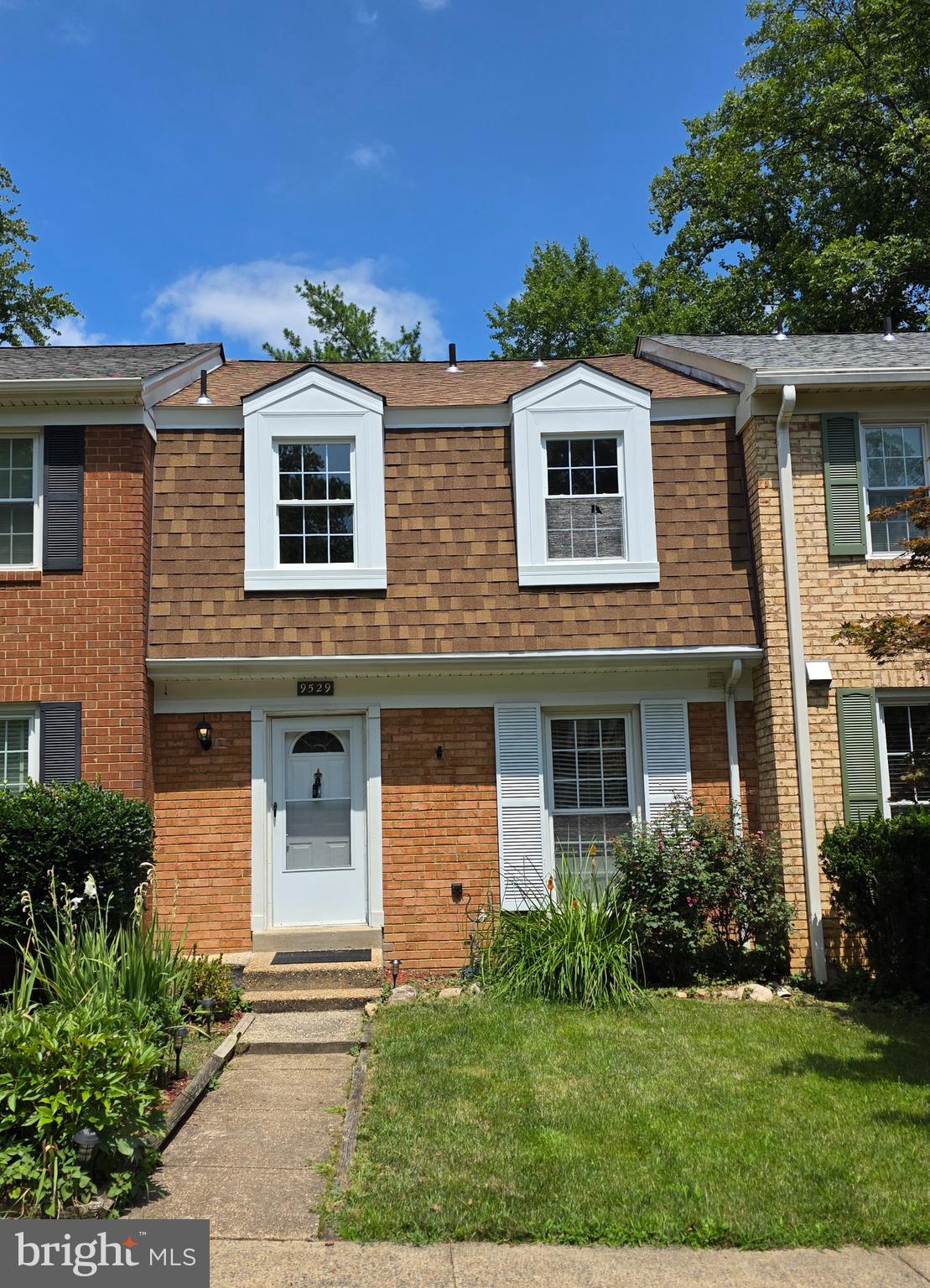 Exceptional location within a top‑tier school district. This elegant three‑level townhouse offers refined living with 3 bedrooms, 3.5 baths, and a finished walkout basement featuring a flexible den/guest suite. The main level boasts stunning hardwood floors and an updated kitchen. Bathrooms have been upgraded with premium, modern finishes (basement bath excluded). Freshly painted and in immaculate move‑in condition. Nestled among picturesque trails, parks, dining, and shopping. Truly a property that must be experienced.
New bathrooms-main level and upper level (2025).  New roofing (2025)
