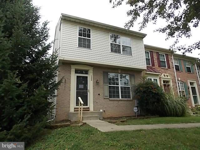 Spacious End Unit in Hickory Overlook features custom deck with gazebo , privacy fenced rear yard & covered patio. 9 foot ceilings on main level. Bump out off kitchen , formal L.R. & D.R.& 1/2 bath.  Finished lower level with family room, fireplace , bonus room , full bath & storage. Master bedroom has double sided fireplace & master bath with separate shower & tub. Agents view doc's for details.