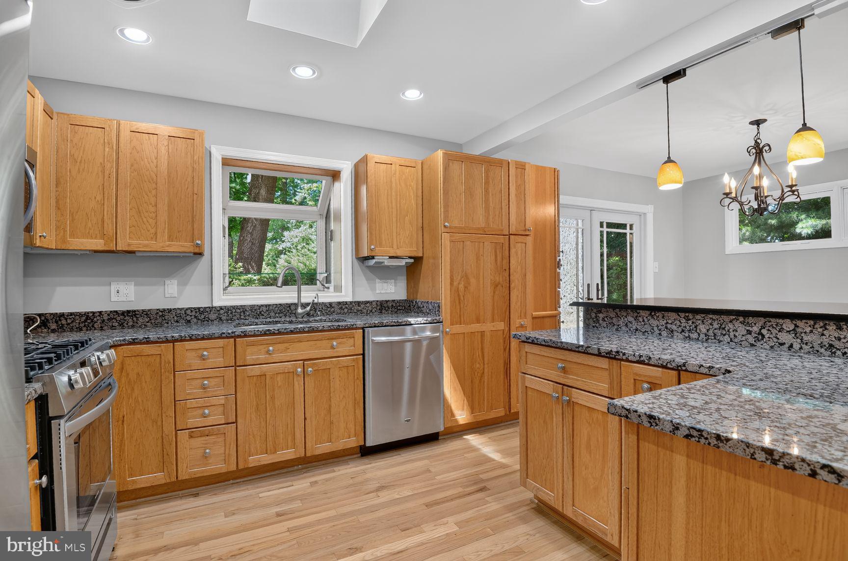 POMPONIOS KINGWOOD PARK - Residential