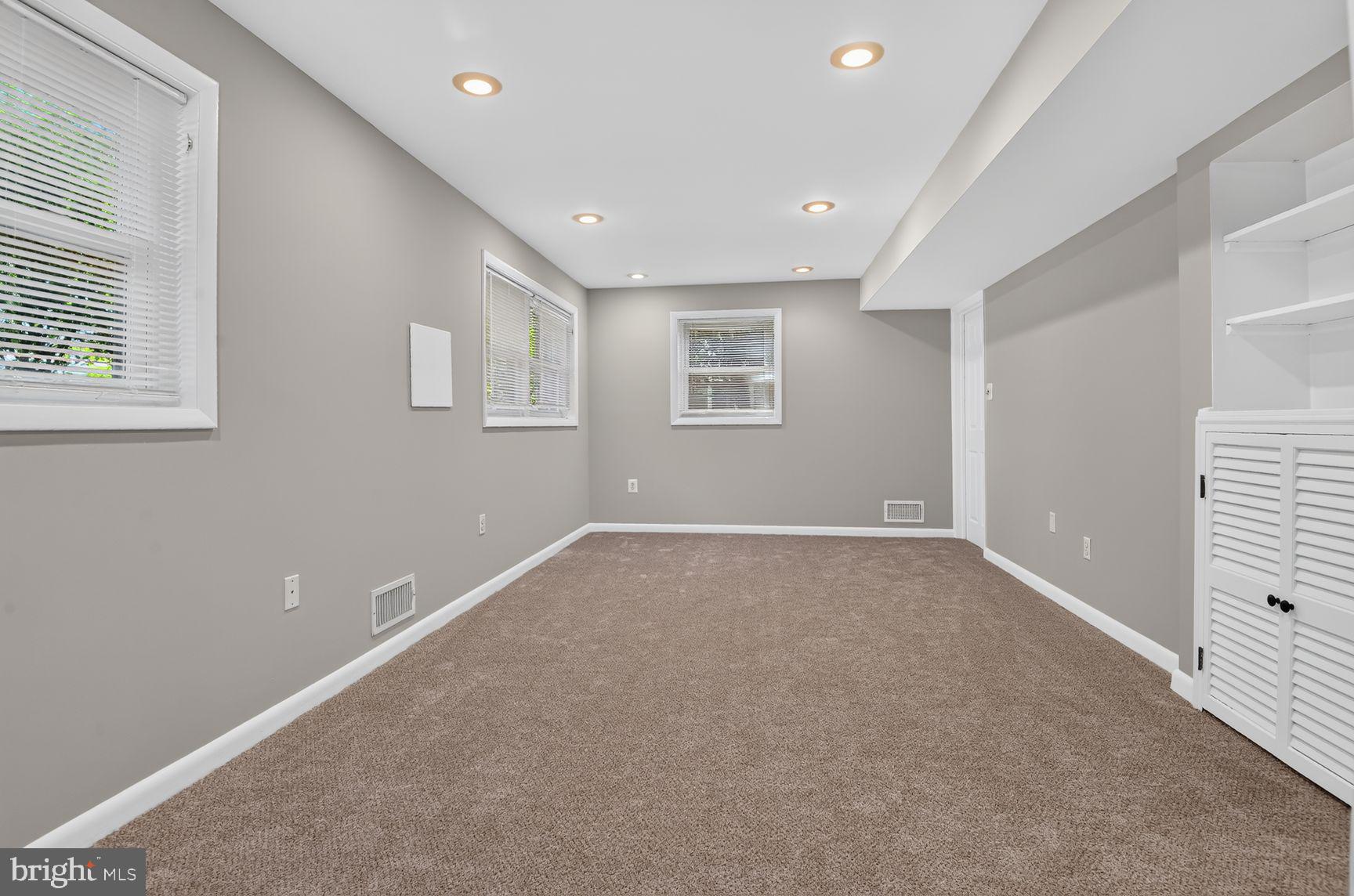 POMPONIOS KINGWOOD PARK - Residential