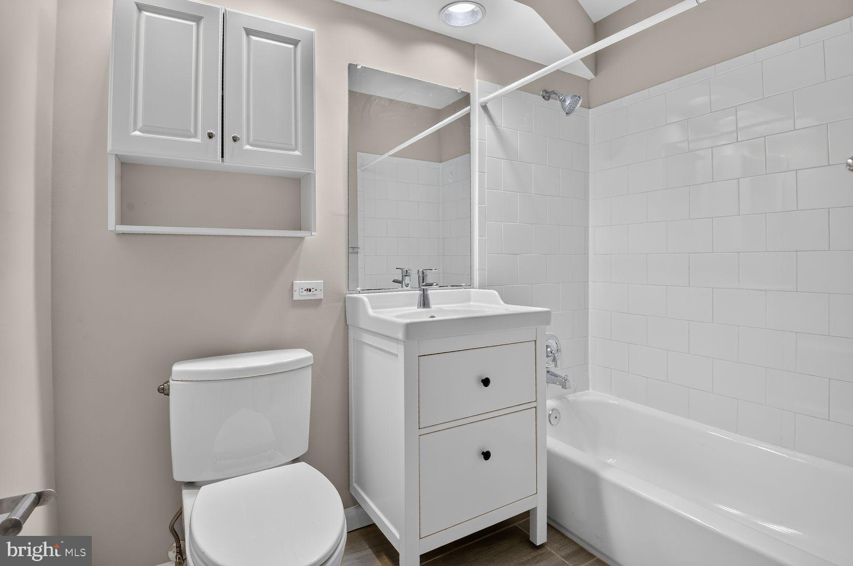 POMPONIOS KINGWOOD PARK - Residential
