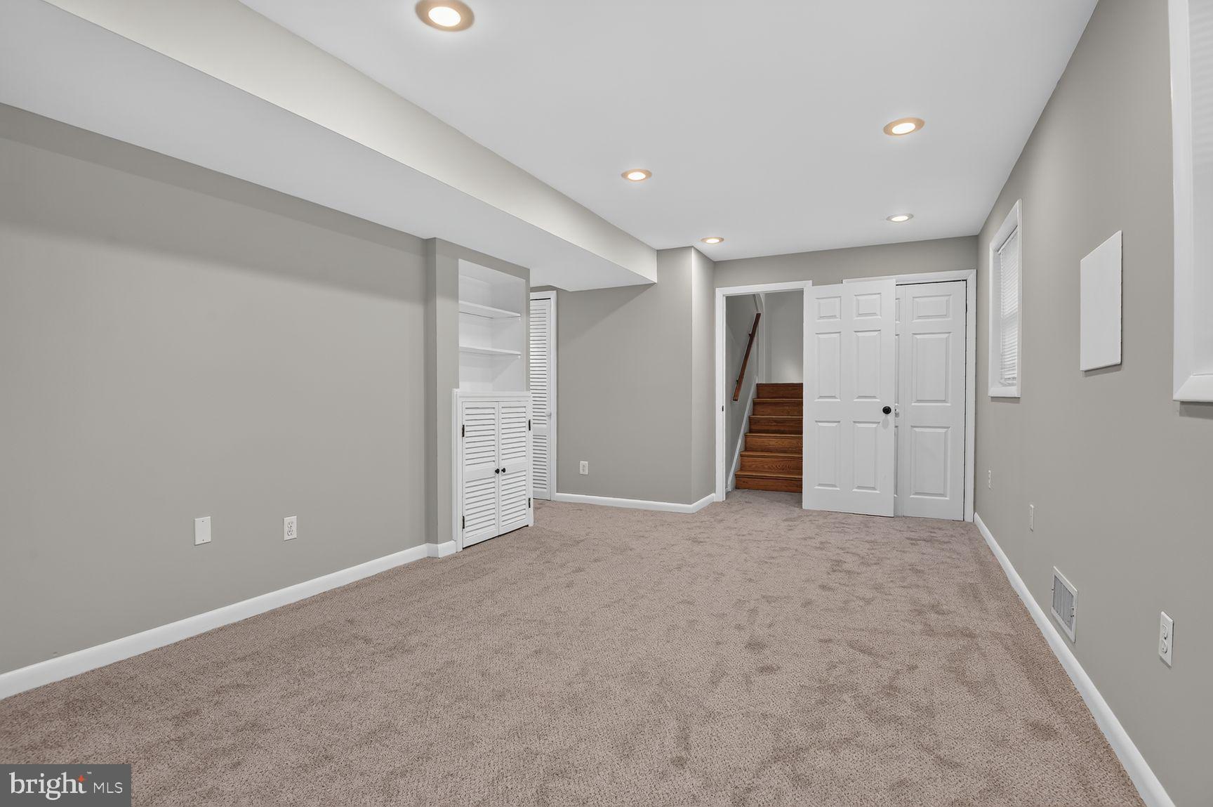 POMPONIOS KINGWOOD PARK - Residential