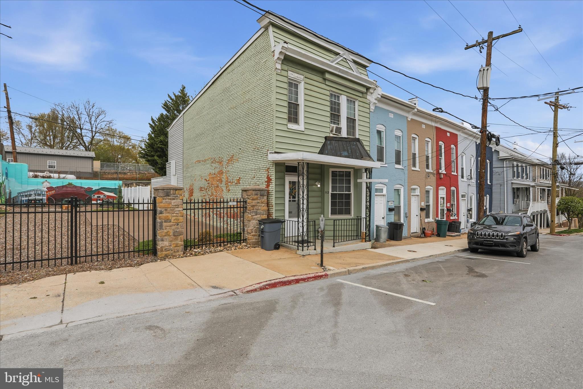 Great investment property.
Taxes are $1682 a year, rents for $1650 a month plus utilities. Tenants are month to month.
Tenants absolutely love it and want to stay. 
Call Alice for details and to schedule a showing.