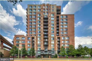 NICE 2BR 2BA CONDO WITH BALCONY AND PANORAMIC VIEWS. INCLUDES TWO GARAGE SPACES. MODERN KITCHEN WITH GRANITE AND S.S. W/D IN CONDO. BLDG. HAS PARTY ROOM, EXERCISE ROOM, POOL, CYBER CAFE. STEPS TO HUNTINGTON METRO STATION.