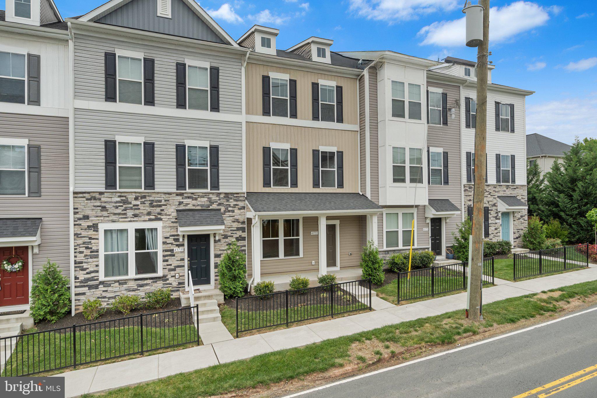 THE TOWNES AT WELLER'S CORNER - Residential