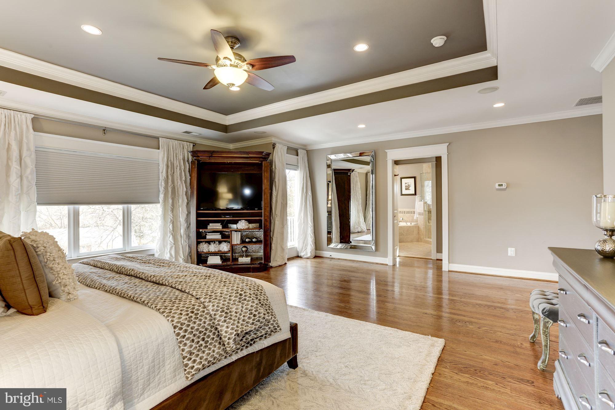 COUNTRY CLUB MANOR - Residential