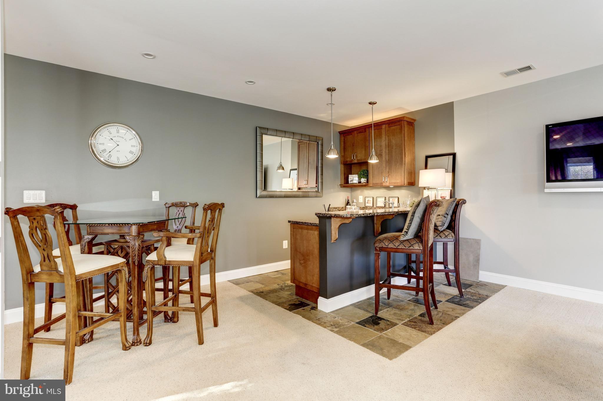 COUNTRY CLUB MANOR - Residential