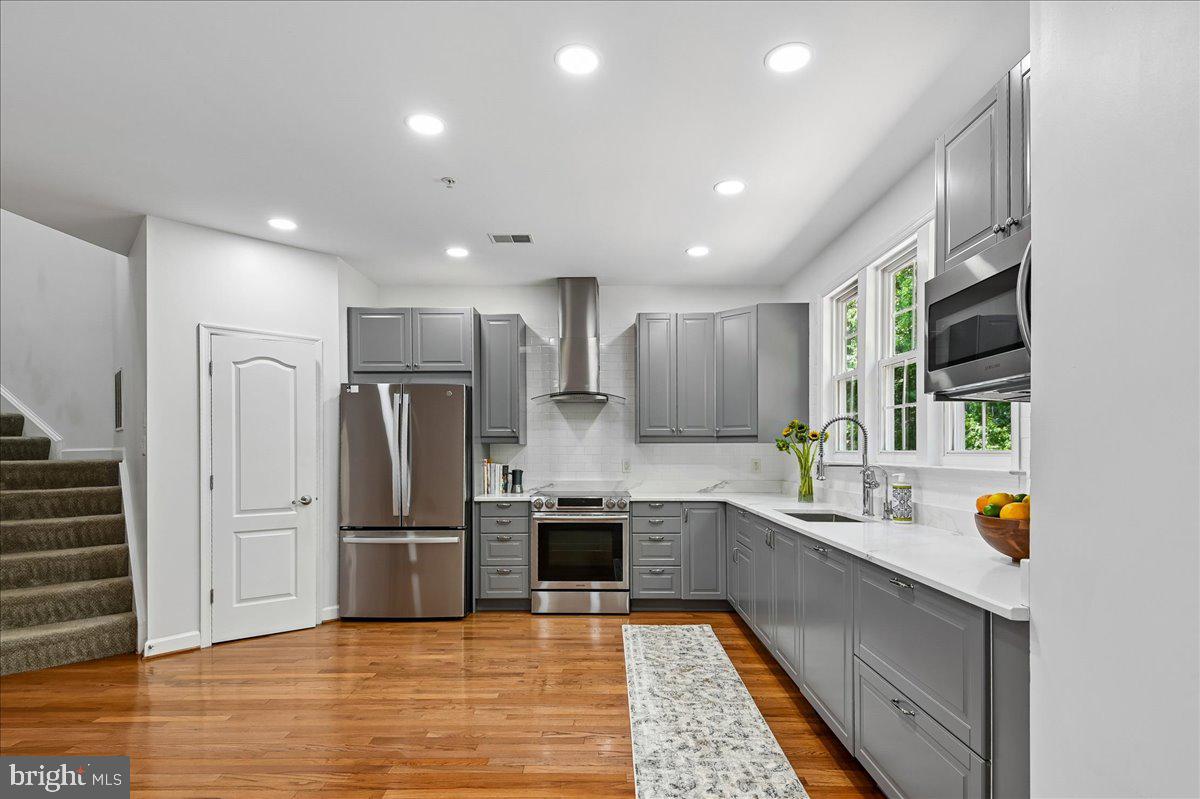 SOUTH RIVER COLONY - Residential