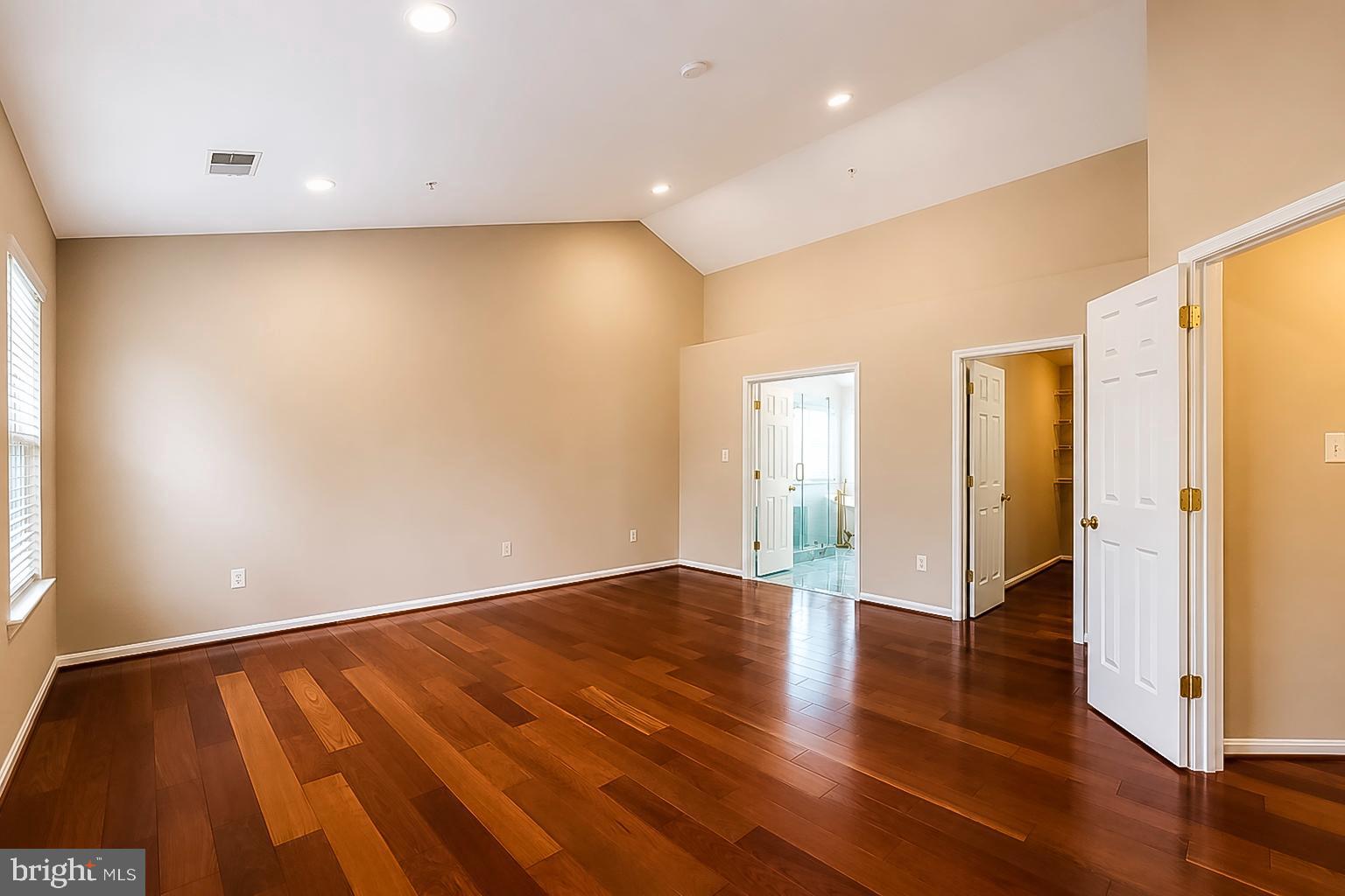 KINGS CROSSING - Residential