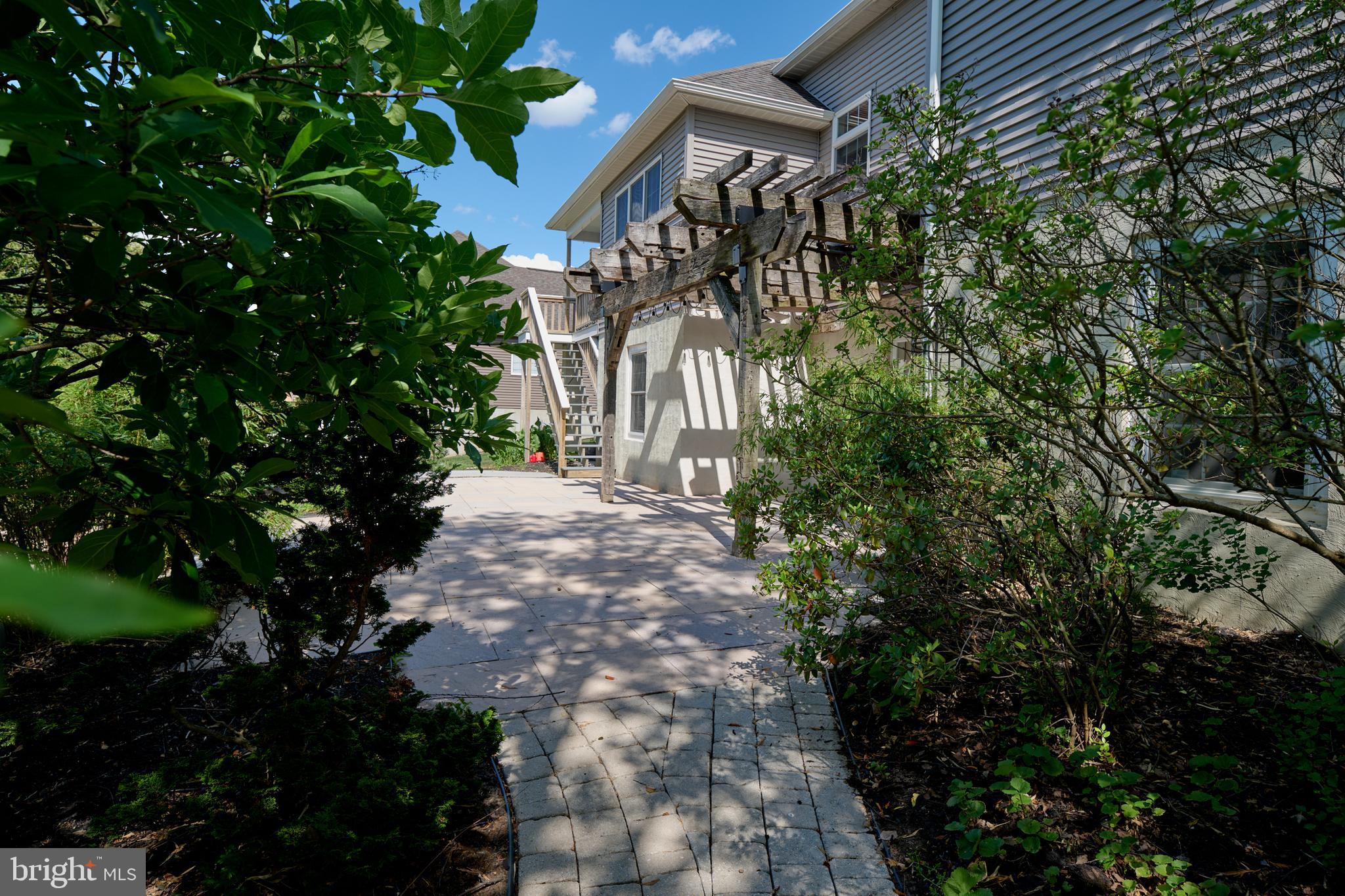 HAMPTON HILLS - Residential