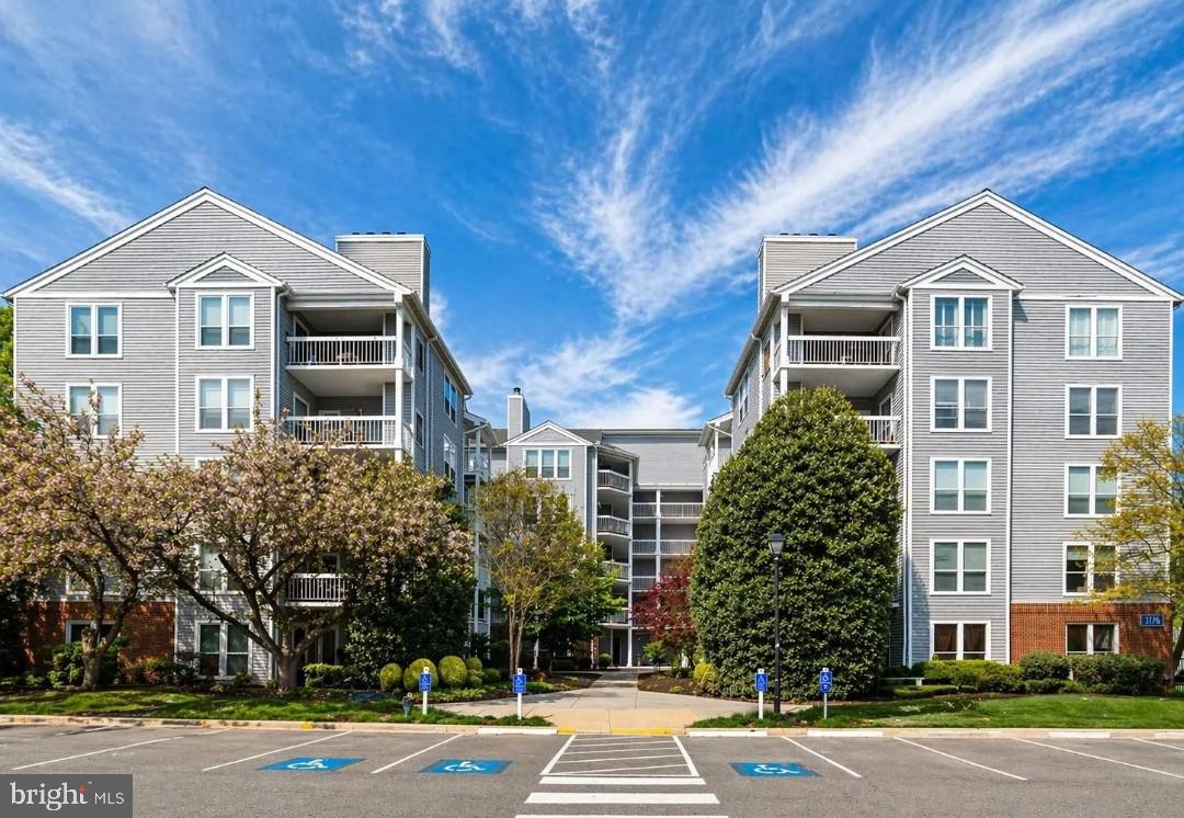 1 BEDROOM & 1 BATH with Den  ON MAIN LEVEL--Engineered floor, SS appliances with Granite countertop--NEAR METRO ORANGE LINE, READY FOR THE NEW OWNER--First floor level and no stairs---FITNESS BUILDING NEAR--CONDO FEE INCLUDES THE WATER, SEWER, AND TRASH.