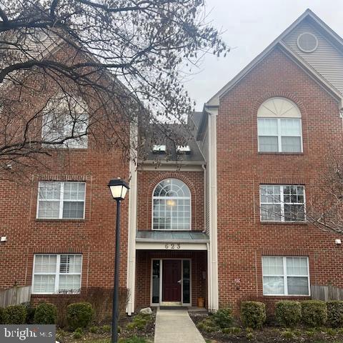 Beautiful and spacious Two Bedroom and Two Bathroom Condo in the desirable Admirals Reach Development! Kitchen has stainless steel appliances, granite countertops and beautiful white subway tile.  The Primary bedroom is grand with a custom walk in closet.  Enjoy your morning coffee or evening cocktail on the balcony with plenty of privacy.  Community Pool, Clubhouse, Exercise Room, Tennis Courts!  Convenient to downtown Annapolis, Baltimore, DC, shopping and more!   This condo will not be on the market long.  Must apply through the  Rentspree link.
