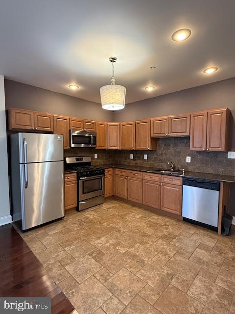 1st Floor Large One bedroom apartment available in the heart of South Philadelphia. Large living space with eat in kitchen and washer dryer in unit. This apartment is easily accessible to all forms of public transportation. Book your showing today! It won't last!