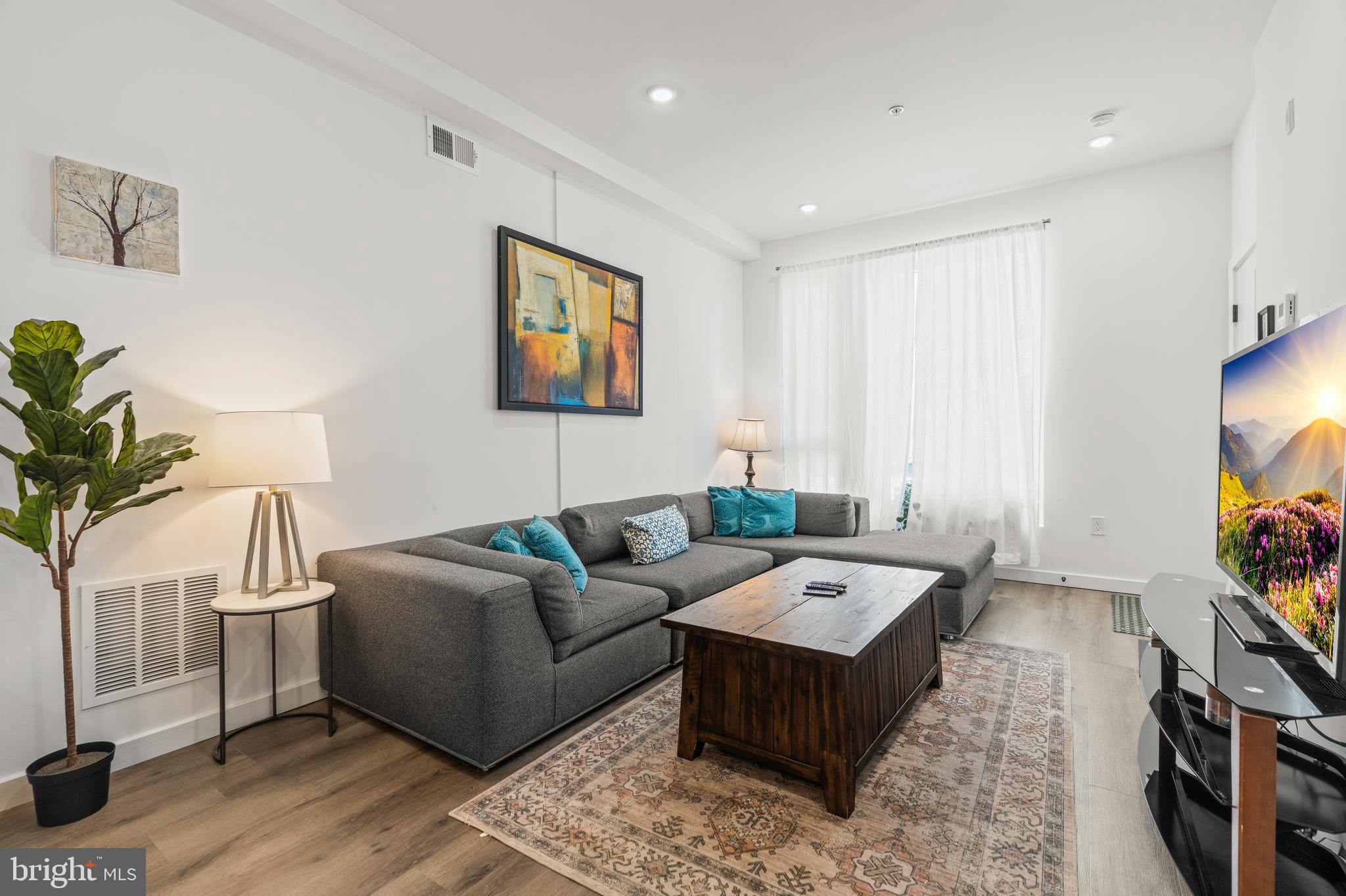 POINT BREEZE - Commercial Sale