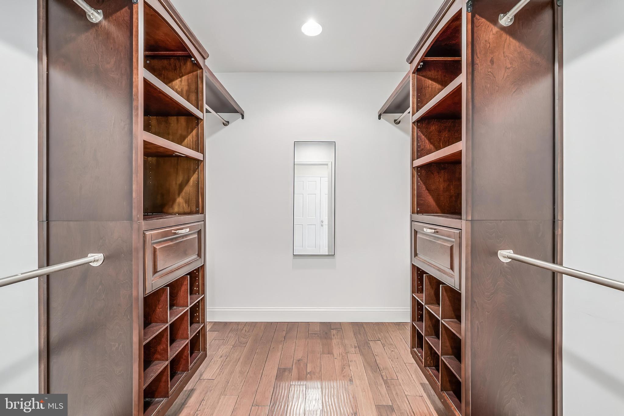 HOLLY KNOLL - Residential